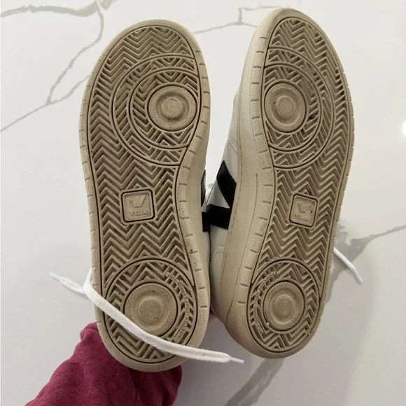 Veja White and black leather sneakers - Picture 3 of 9